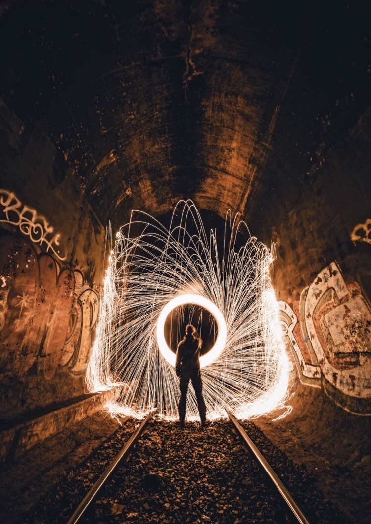 750x1058, 264 Kb / искры, круг, тоннель, шахта, рельсы, рабочий, рисунки, граффити