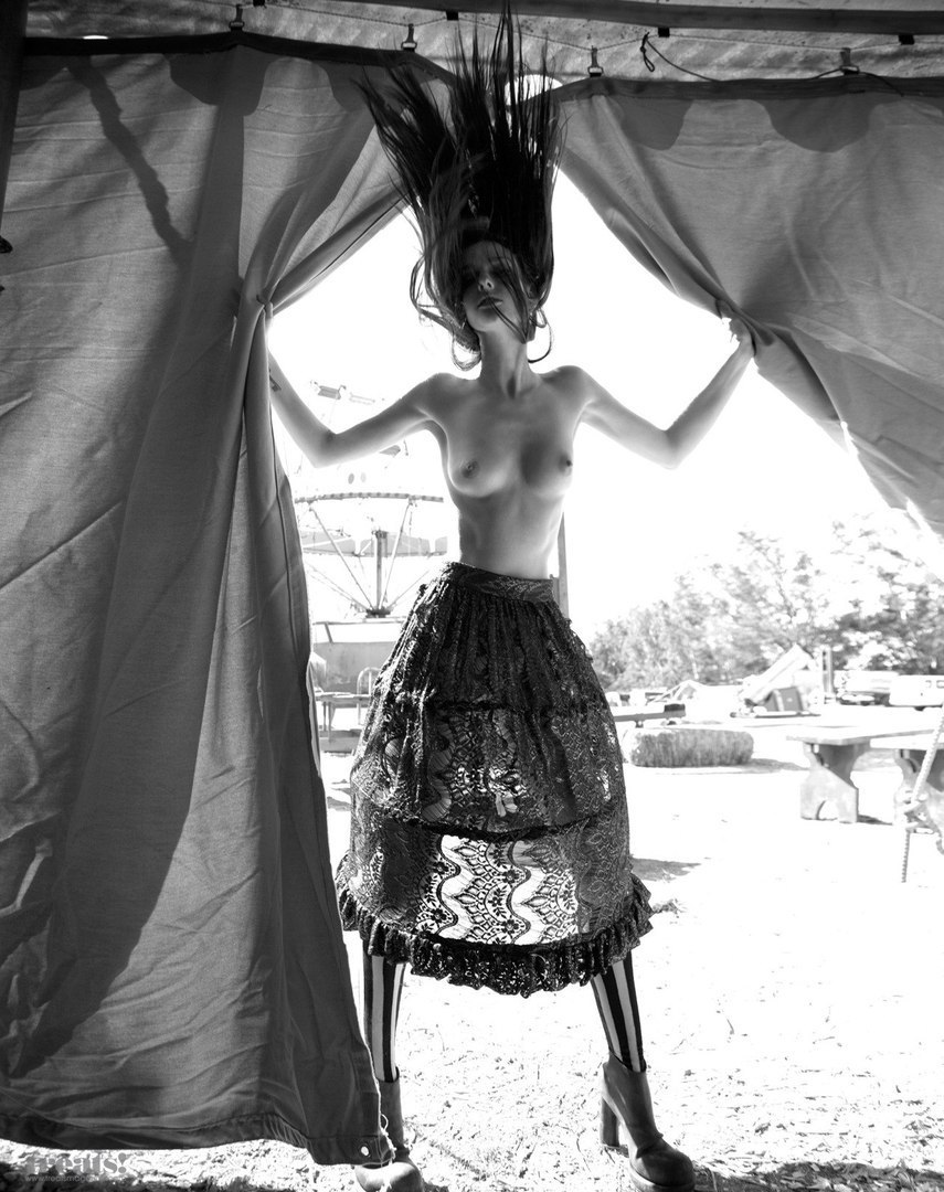 855x1080, 188 Kb / юбка, палатка, ч/б, тату, волосы, ботинки, скамейка