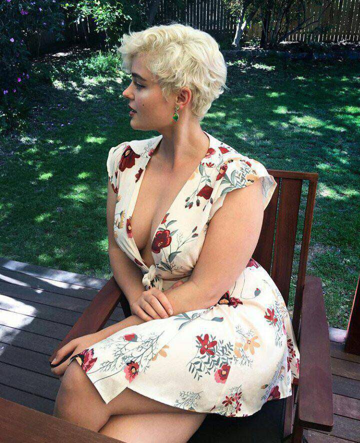 720x886, 134 Kb / Блондинка, кресло, платье, цветы, Stefania Ferrario, Стефания Феррарио