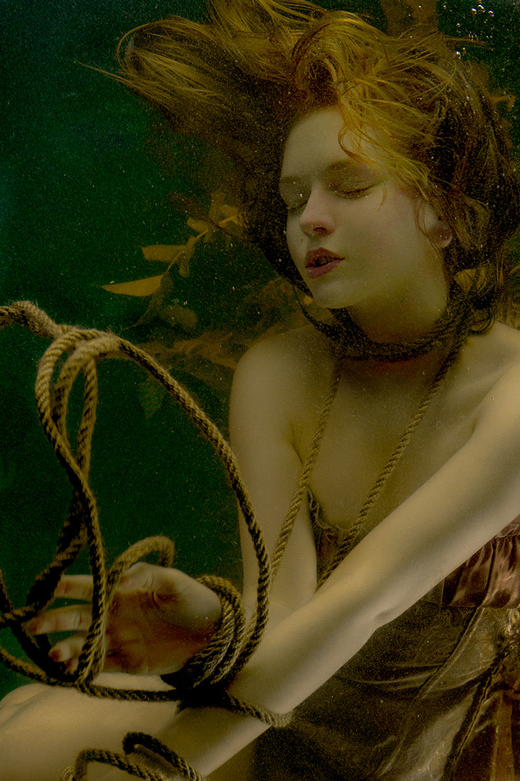 733x1100, 355 Kb / женщина, под водой, веревка, водоросли