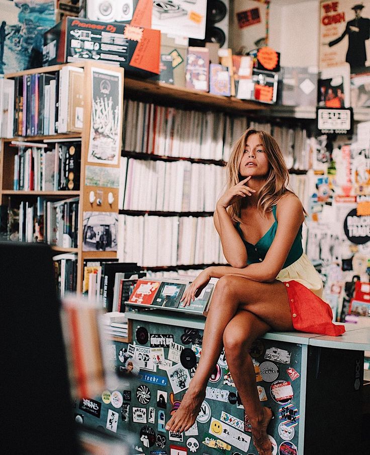 736x903, 164 Kb / блондинка, платье, пуговицы, прилавок, книги, сидит