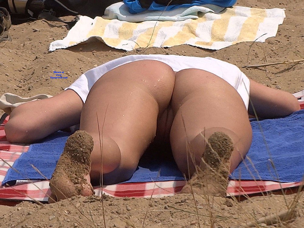 1000x750, 144 Kb / Песок, пятки, пляж, лежит, попа, полотенце