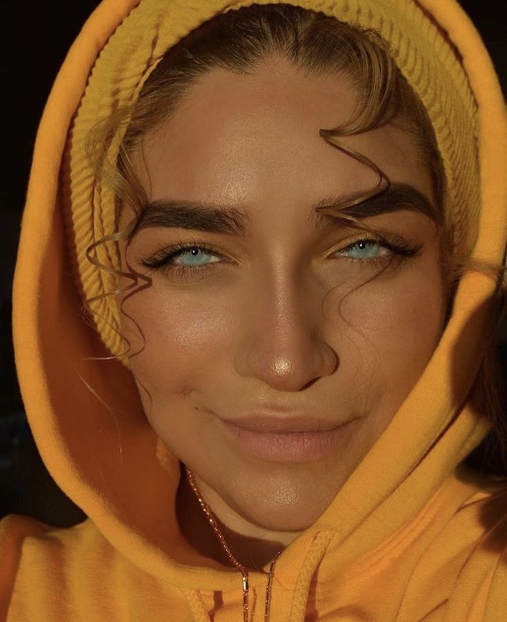 735x901, 87 Kb / шапка, капюшон, желтое, взгляд, глаза, брови, лейла