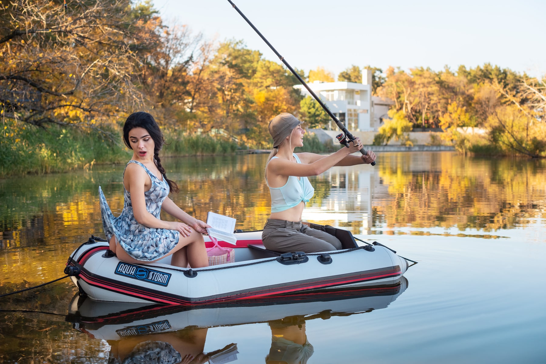 1800x1201, 390 Kb / сиськи, попа, озеро, вода, лодка, две, блондинка, брюнетка, Давид Дубницкий, David Dubnitskiy