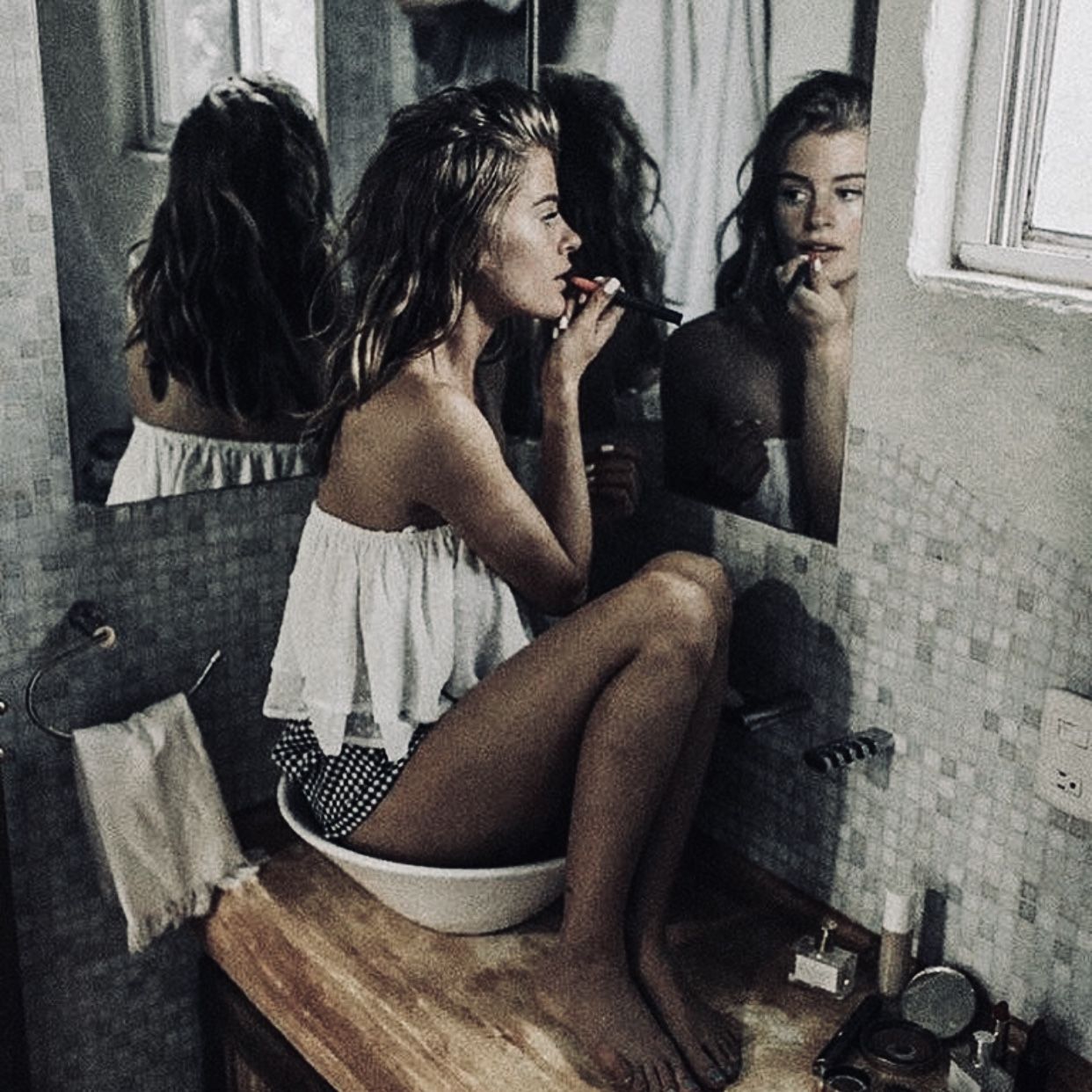 1242x1242, 228 Kb / умывальник, зеркало, русая, полотенце, сидит, красит, отражение