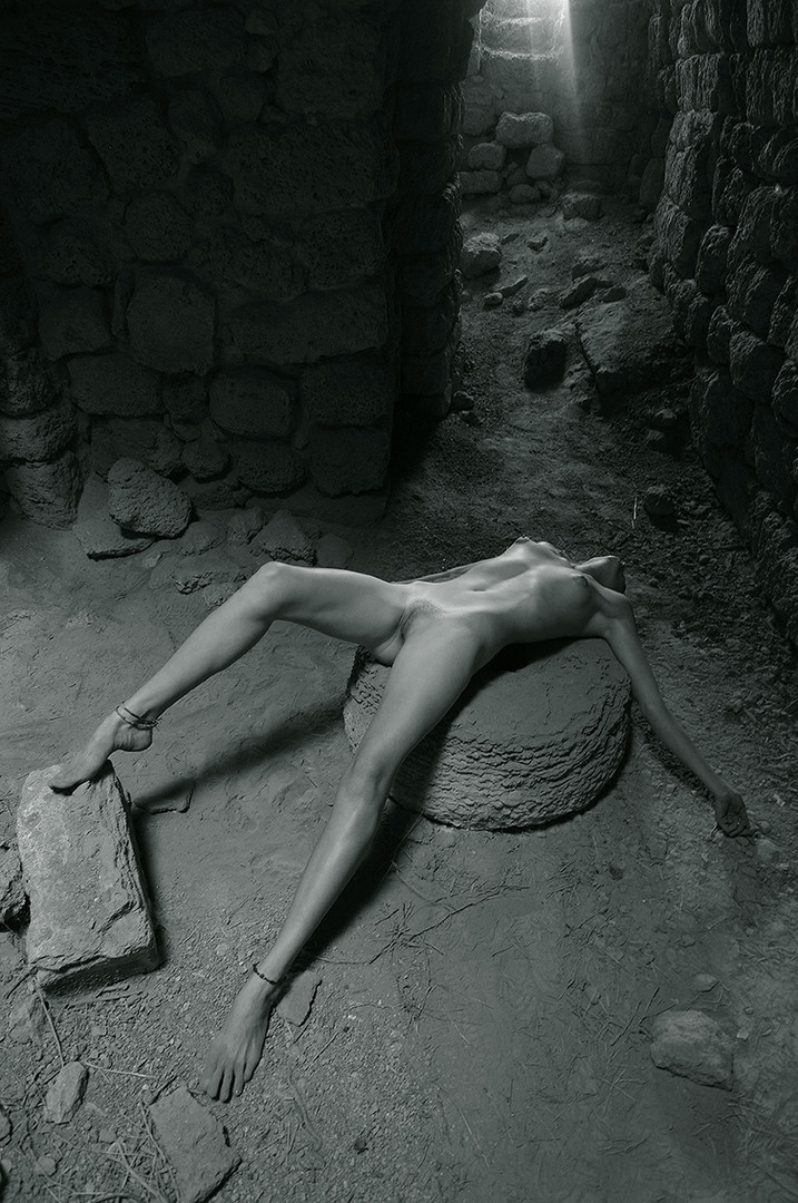 717x1080, 240 Kb / камни, лежит, подвал, браслет, ступеньки, стена, длинные пальцы