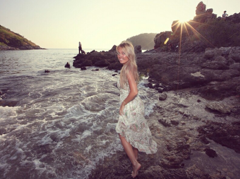791x592, 125 Kb / блондинка, платье, море, камни, солнце, улыбка