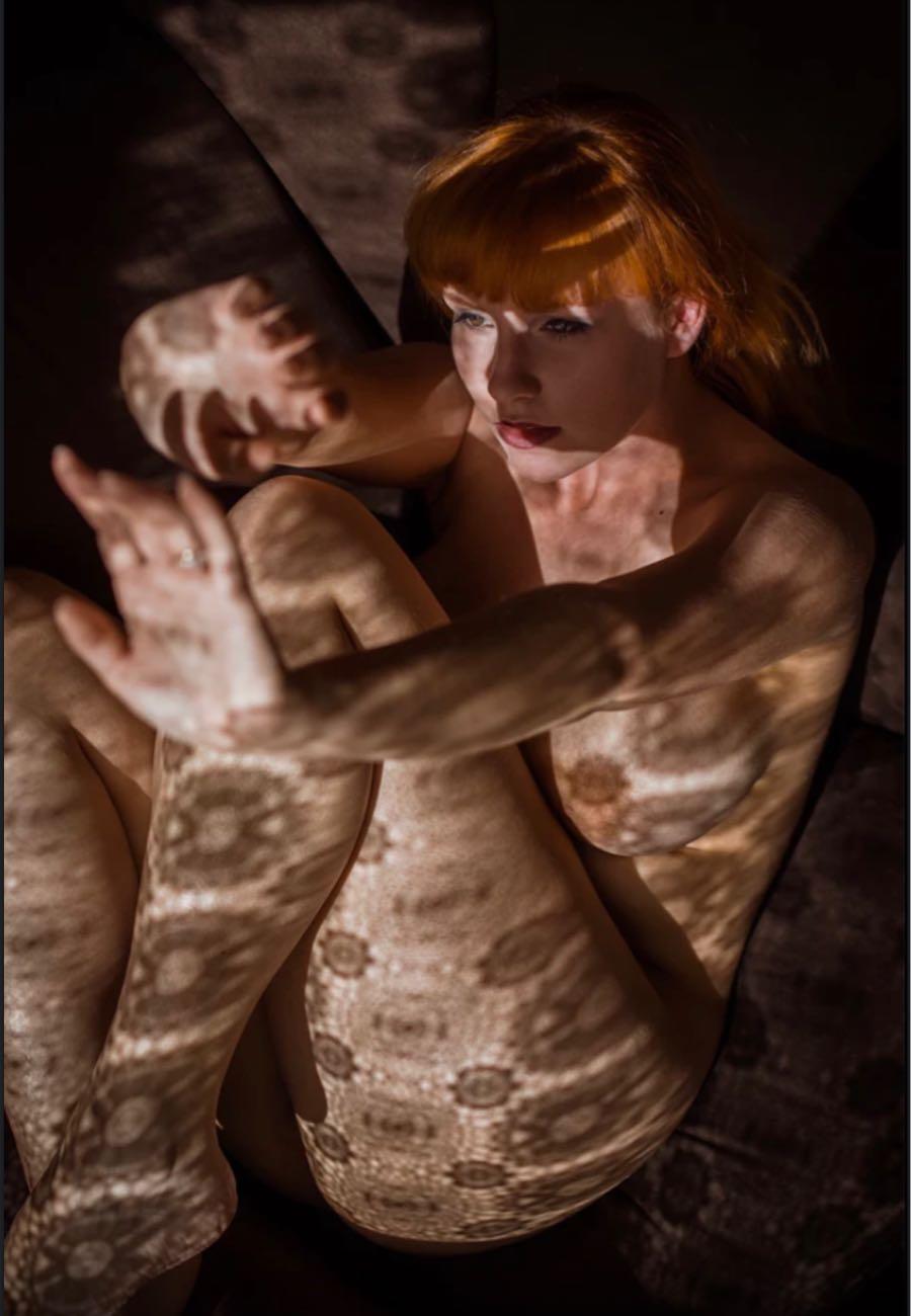 900x1300, 84 Kb / рыжая, свет, тень, узор