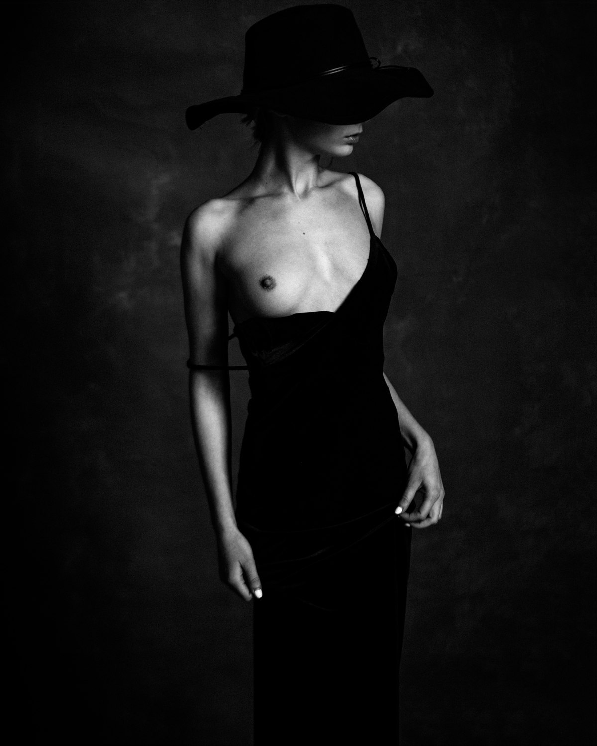 1200x1500, 152 Kb / ч/б, платье, шляпа, маникюр