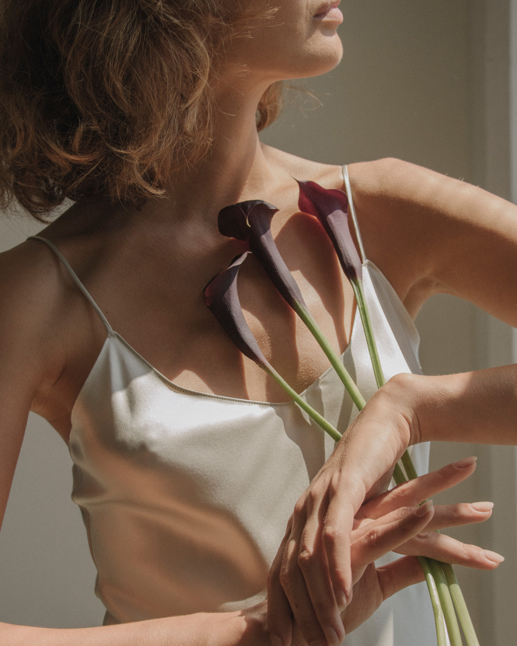 1034x1292, 363 Kb / шатенка, цветы, руки, маникюр, поза, майка