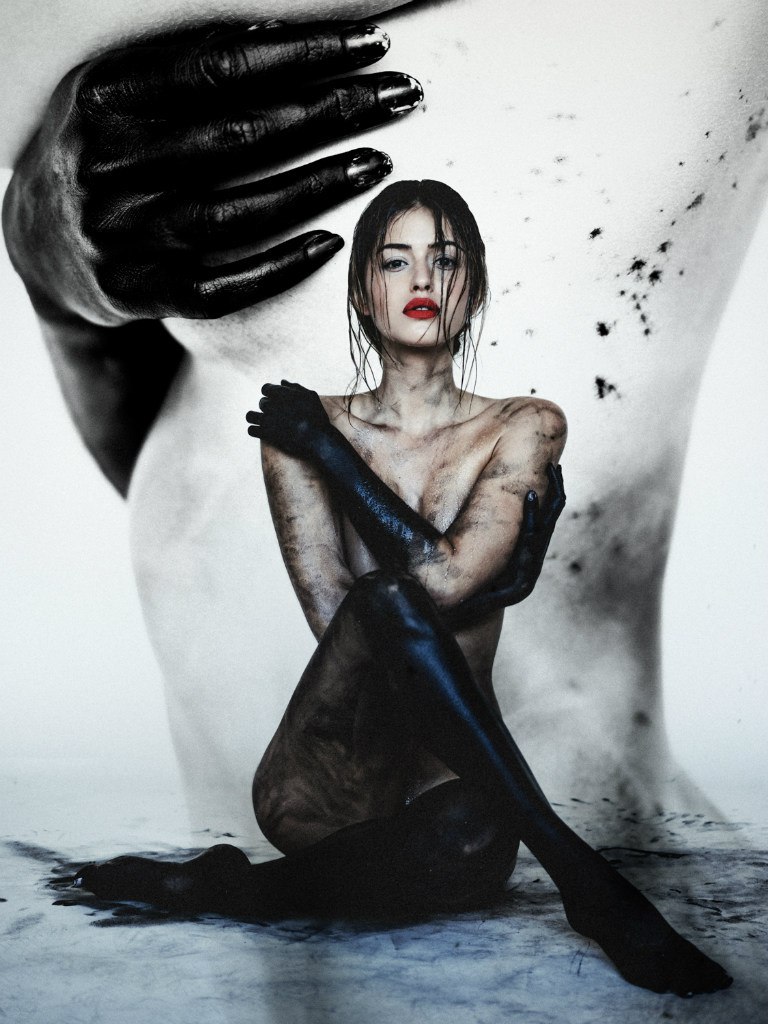 768x1024, 139 Kb / брюнетка, грязь, голая, ноги