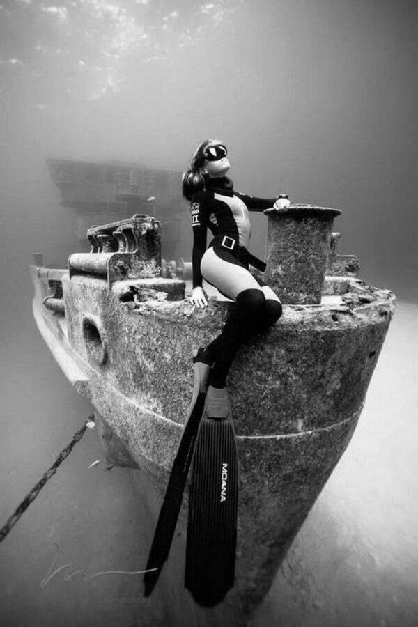 600x900, 77 Kb / корабль, водолаз, ласты, очки, цепь, под водой, ч/б, дайвер