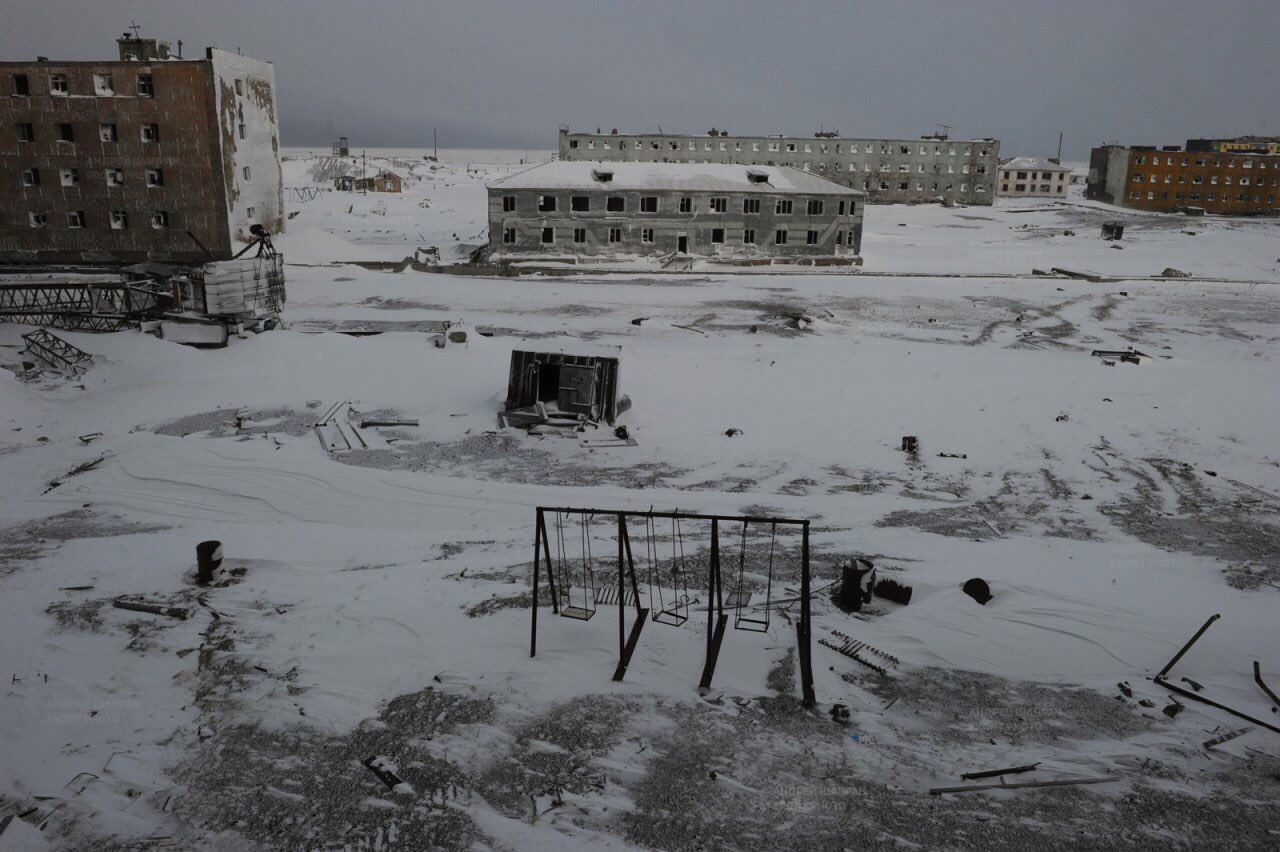 1280x852, 182 Kb / пейзаж, бараки, крылатые качели