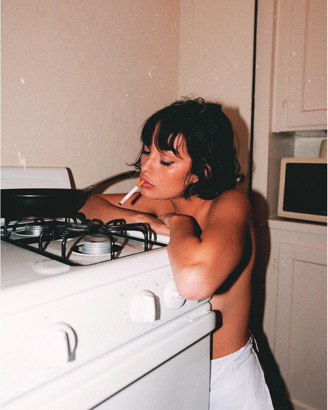 1080x1349, 213 Kb / женщина, газовая плита, сигарета, taylorlashae