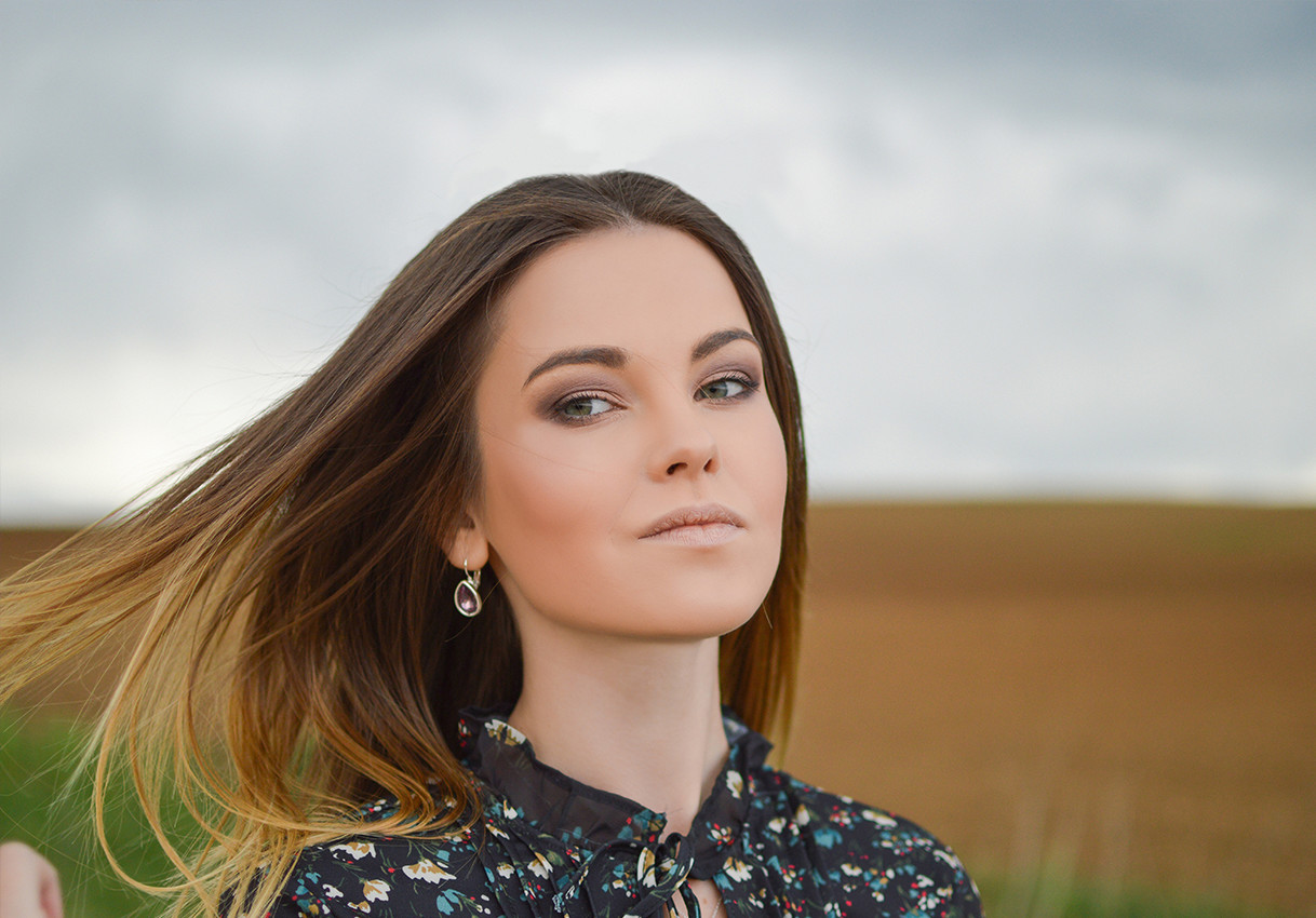 1218x850, 224 Kb / девушка, взгляд, поле