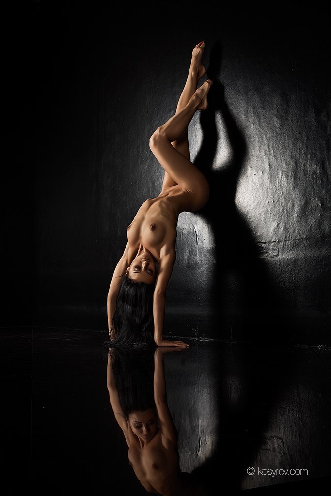 683x1024, 86 Kb / брюнетка, поза, стена, отражение