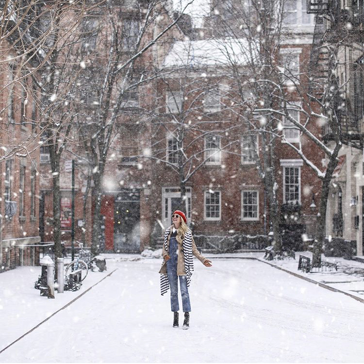 750x750, 639 Kb / улица, снег, деревья, дома, девушка, шарф, берет