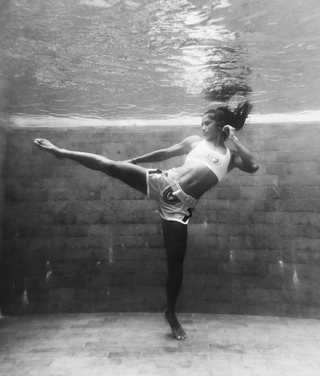 1080x1269, 118 Kb / спортивная, шорты, топ, хвост, бассейн, растяжка, под водой, ч/б