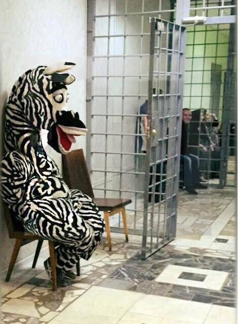 470x638, 49 Kb / Решетка, костюм, арест