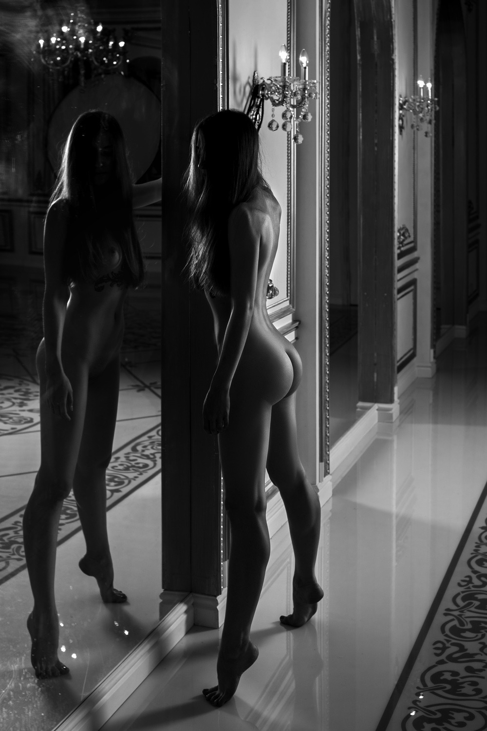 1000x1500, 234 Kb / ч/б, шатенка, зеркало, мрамор, дорожка, на цыпочках