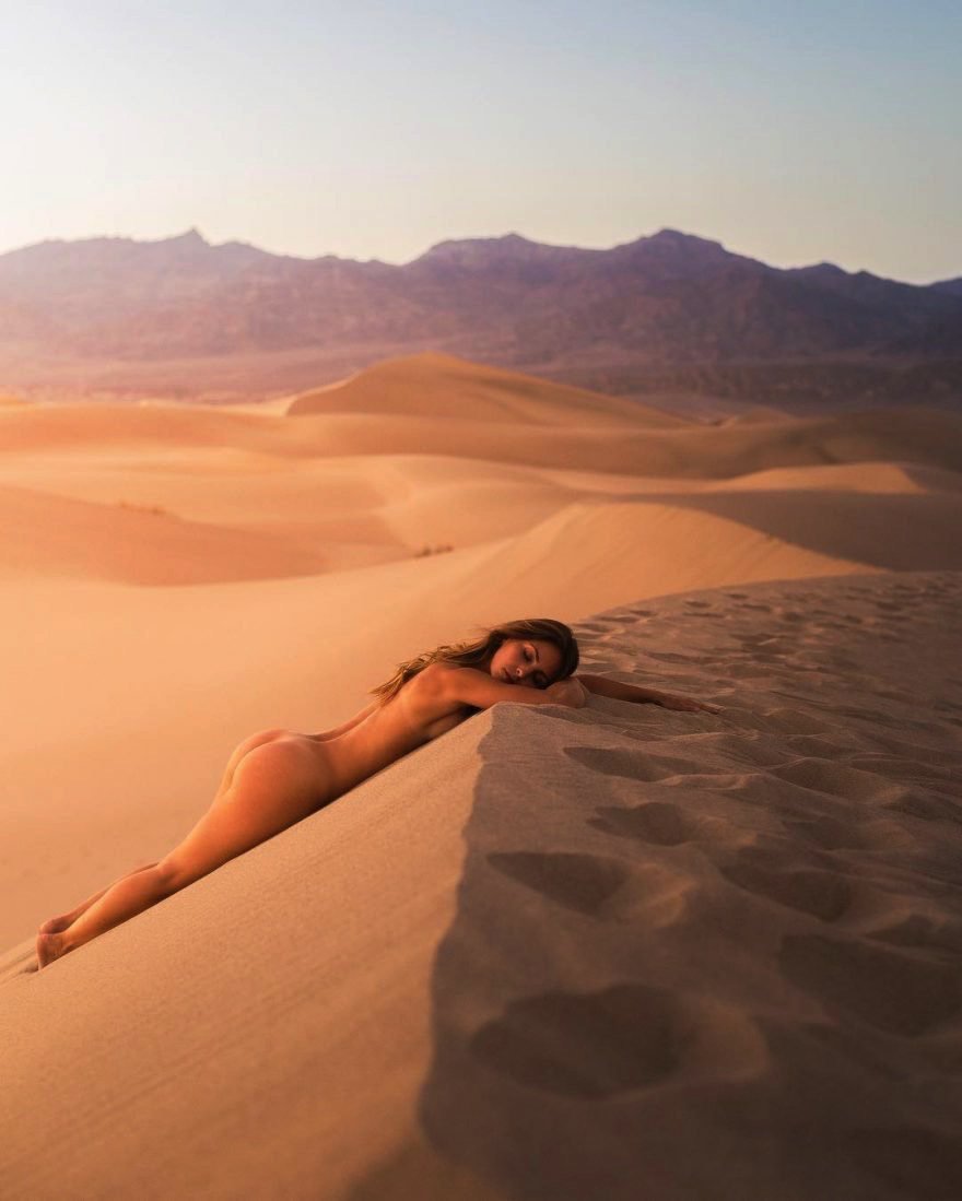 880x1099, 68 Kb / песок, барханы, женщина, лежит, загорает