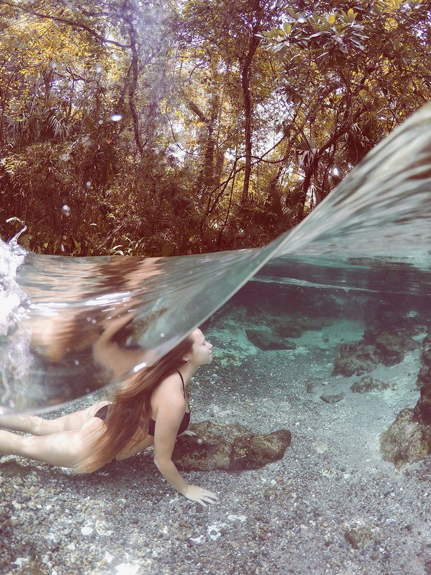 878x1171, 313 Kb / деревья, волна, женщина, под водой