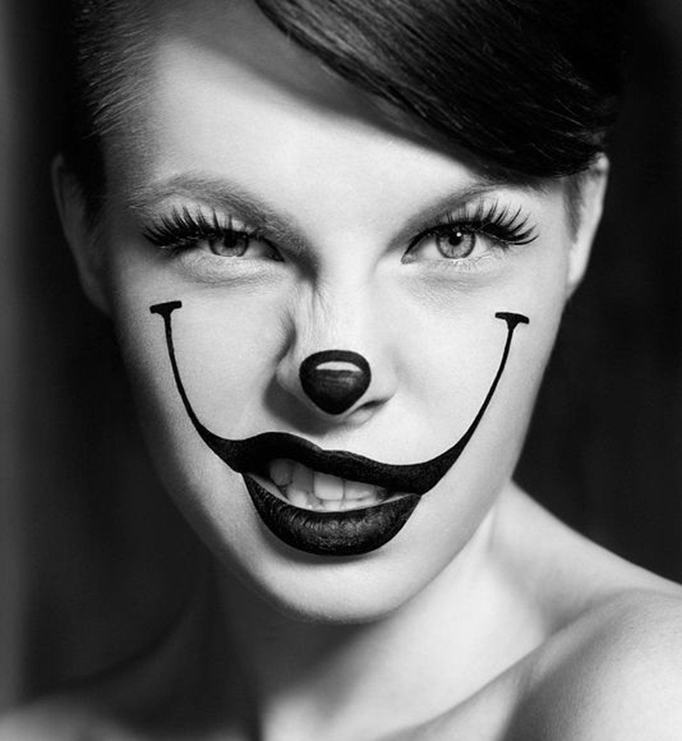 1353x1469, 150 Kb / джокер, макияж, девушка, ресницы, портрет, ч/б