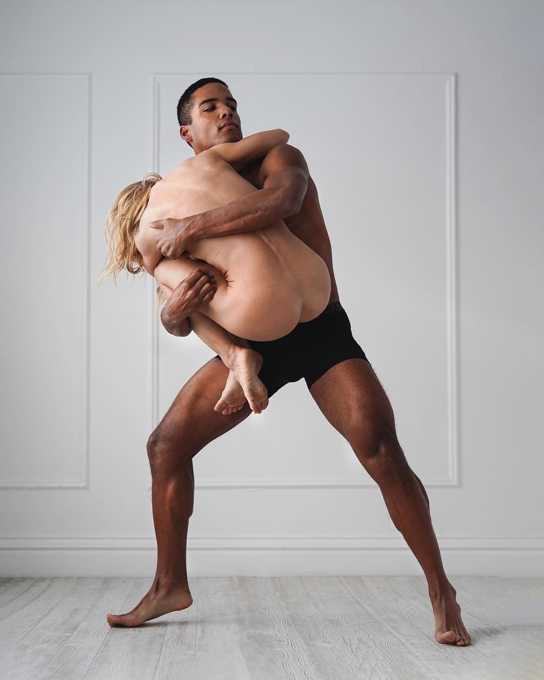 1080x1350, 79 Kb / негр, блондинка, танец, голая