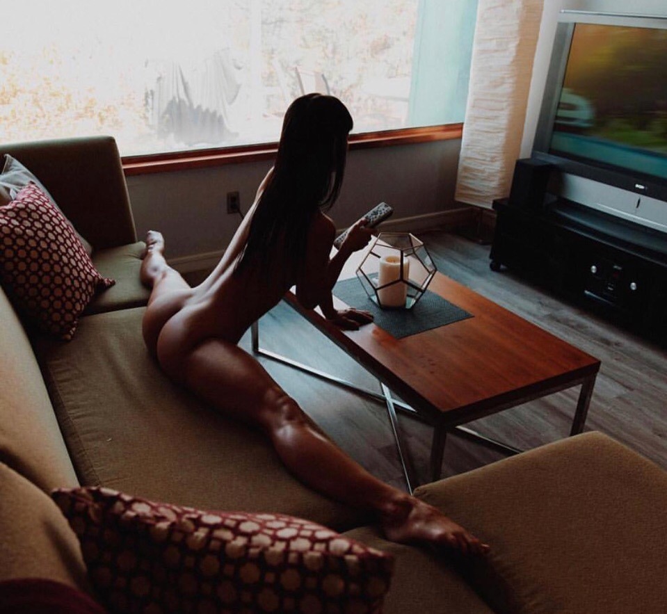 959x883, 154 Kb / шпагат, телевизор, диван, стол, подушки, брюнетка