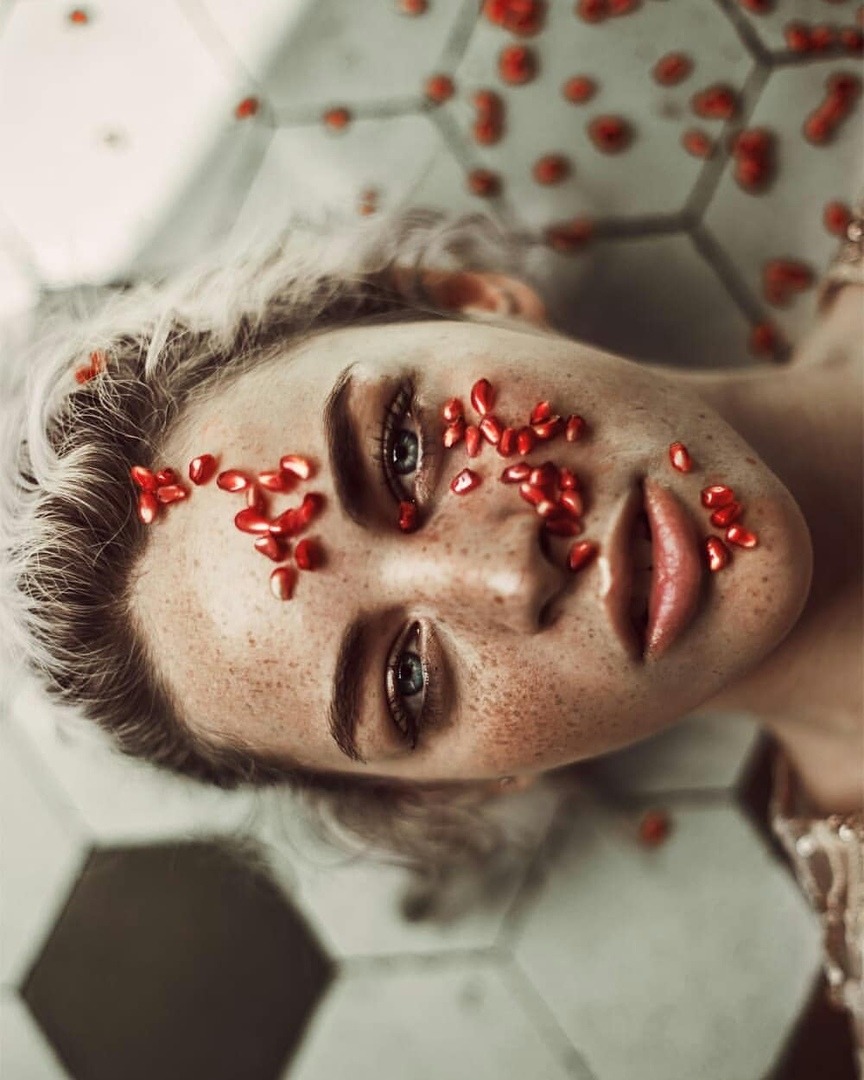 864x1080, 167 Kb / лицо, веснушки, гранат, зерна, блондинка