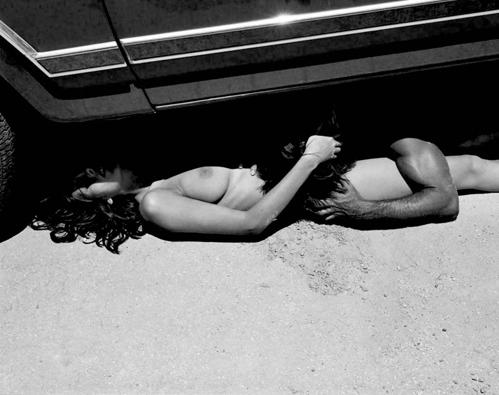 1024x810, 123 Kb / ч/б, автомобиль, двое, под машиной