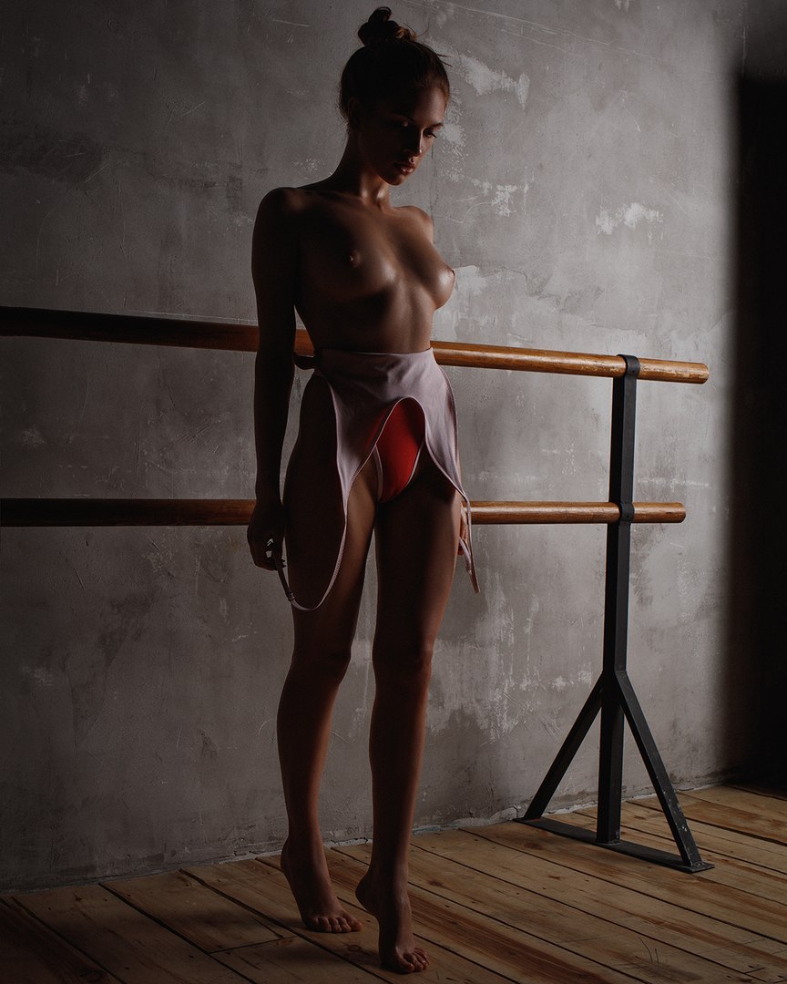 864x1080, 143 Kb / купальник, брусья, спорт, шатенка