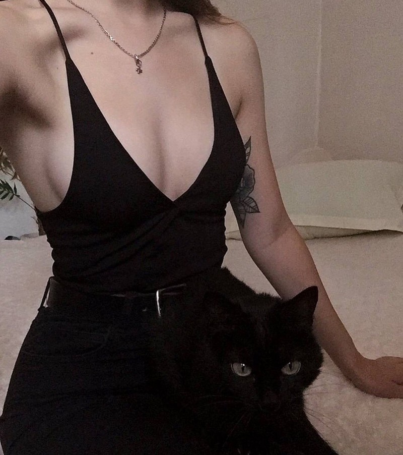 800x902, 136 Kb / сиськи, тату, платье, наколка, котэ, цепочка, пояс