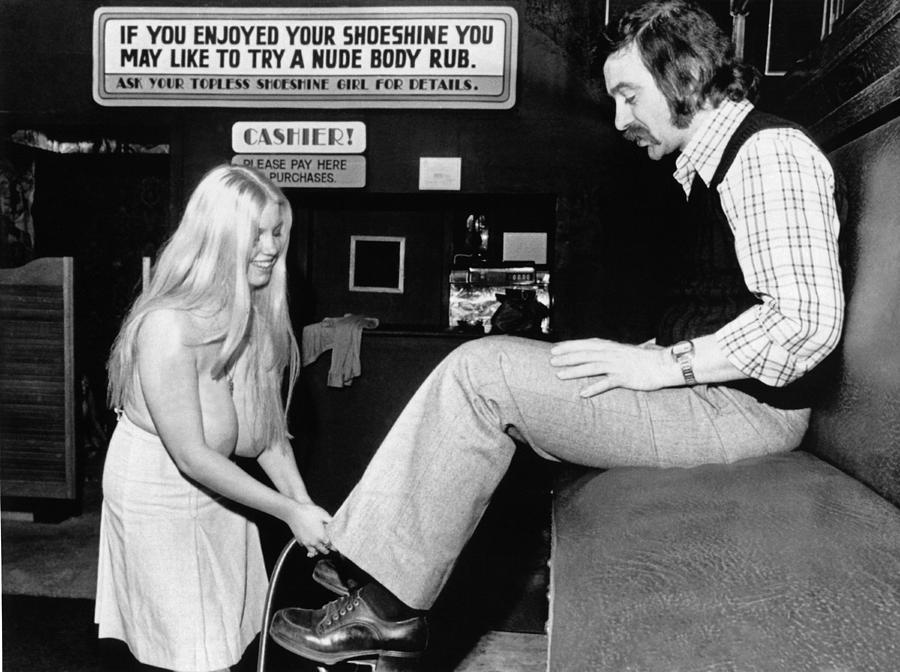 900x672, 84 Kb / ч/б, обувь, чистка, блондинка, Канада