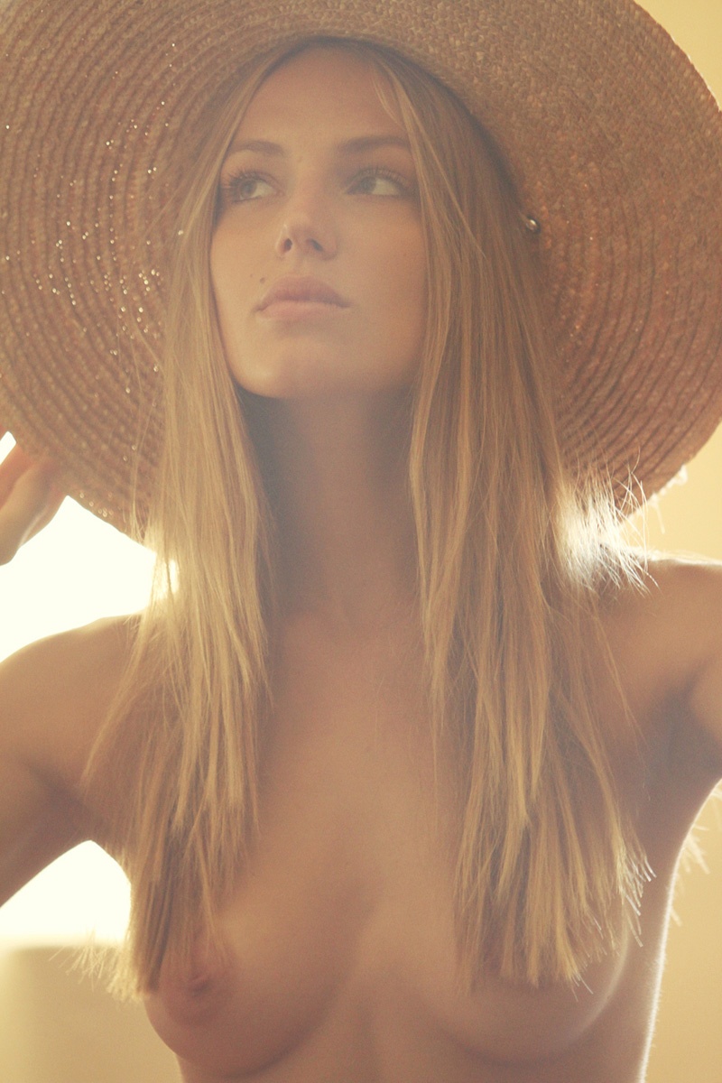 800x1200, 253 Kb / блондинка, шляпа, топлесс, бежевый, волосы