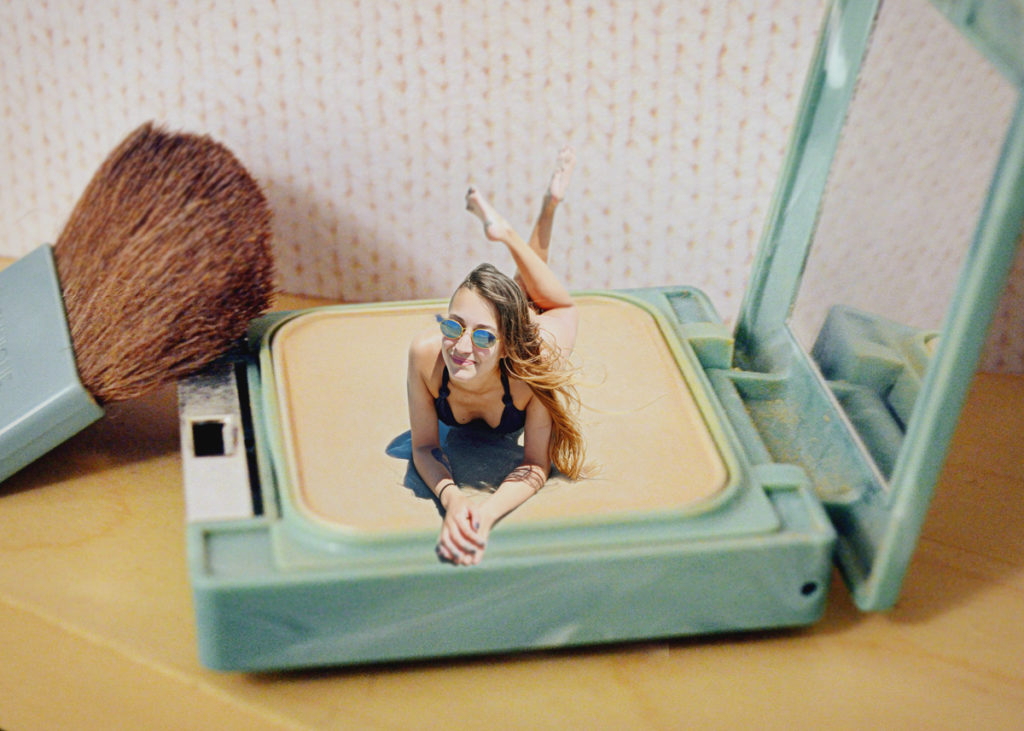 1024x731, 143 Kb / женщина, пудреница, кисточка, купальник, очки, пляж, зеркало