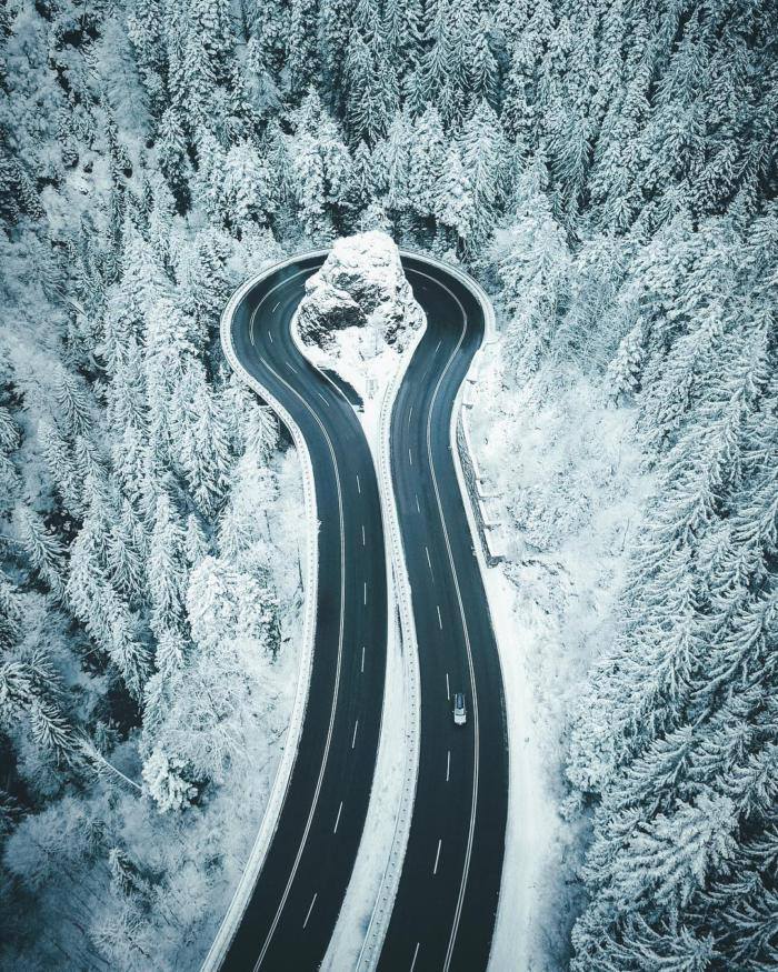 700x875, 185 Kb / снег, лес, дорога, поворот, автомобиль