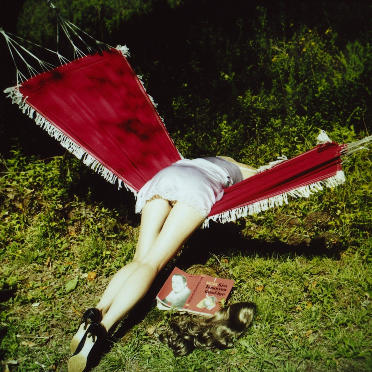 1280x1280, 465 Kb / гамак, парик, книга, ноги, трава