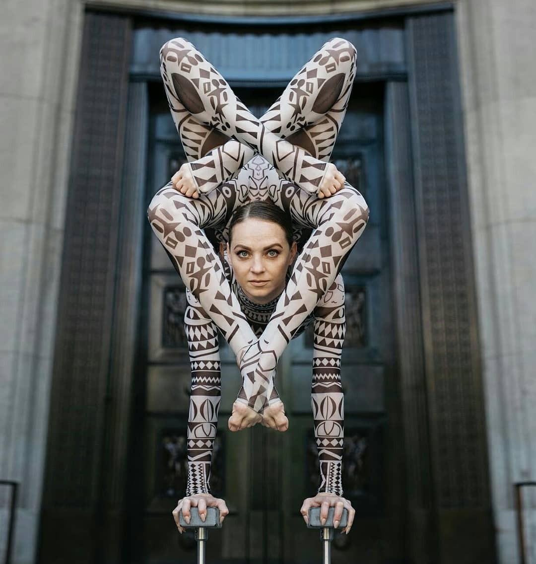 1080x1136, 132 Kb / гимнастика, гимнастка, двери, ноги, фотошоп