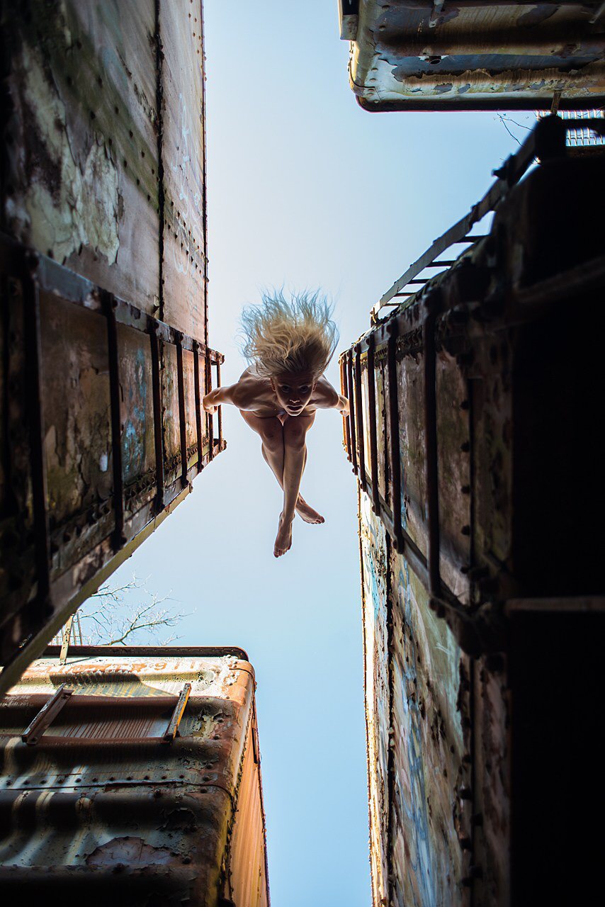 854x1280, 267 Kb / Alysia Clarke, вагон, небо, лестница