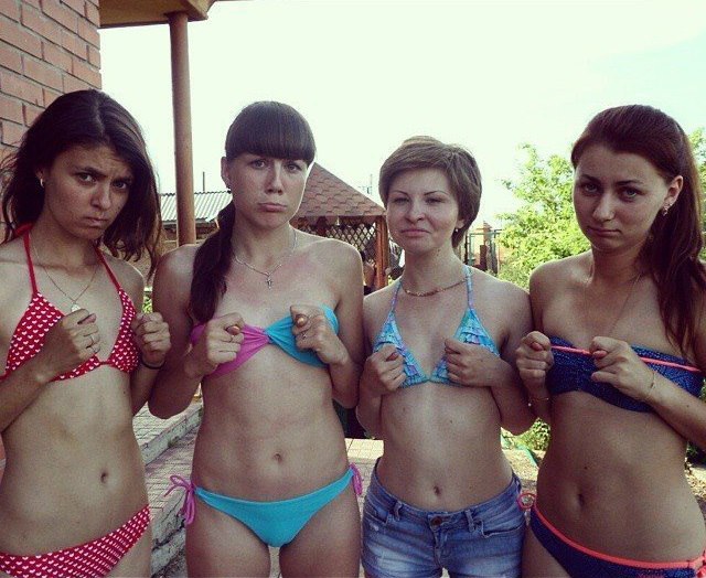 640x524, 85 Kb / Фигушки, четверо, фига, купальник, бикини