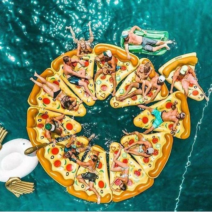700x700, 124 Kb / пицца, надувной матрас, бассейн, солнце