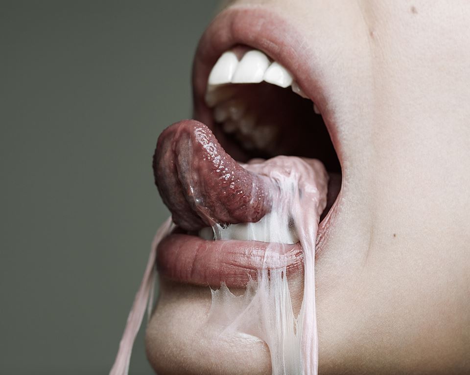 960x767, 64 Kb / девка, рот, язык, жвачка