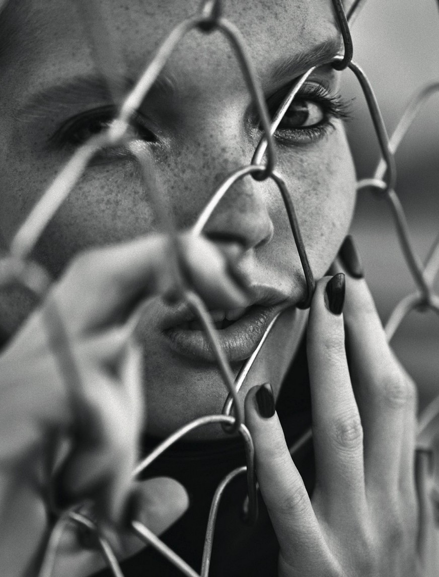 872x1146, 195 Kb / забор, сетка, рабица, лицо, веснушки, руки, маникюр