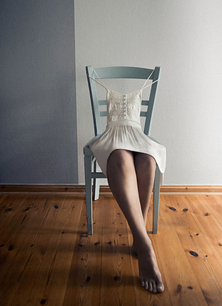 740x1022, 128 Kb / стул, ноги, платье