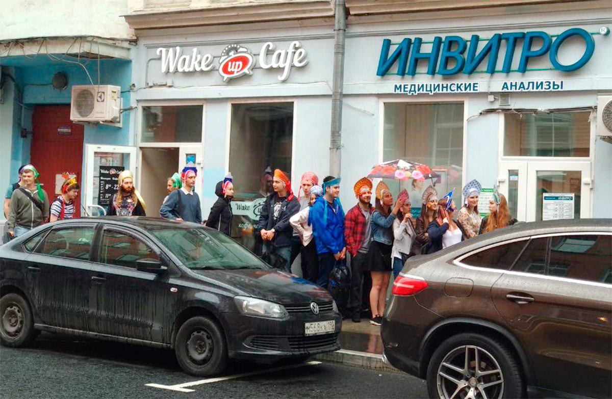 1200x783, 193 Kb / Инвитро, бабы, кокошники, улица