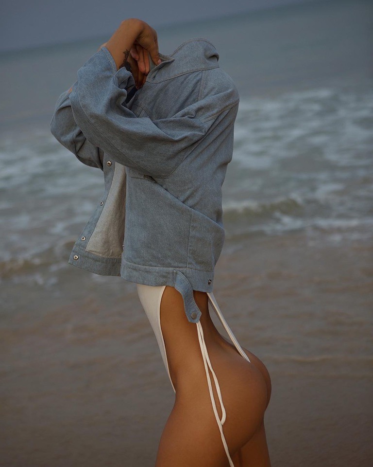 768x960, 109 Kb / берег, море, песок, куртка, джинсы, купальник, попа, без головы