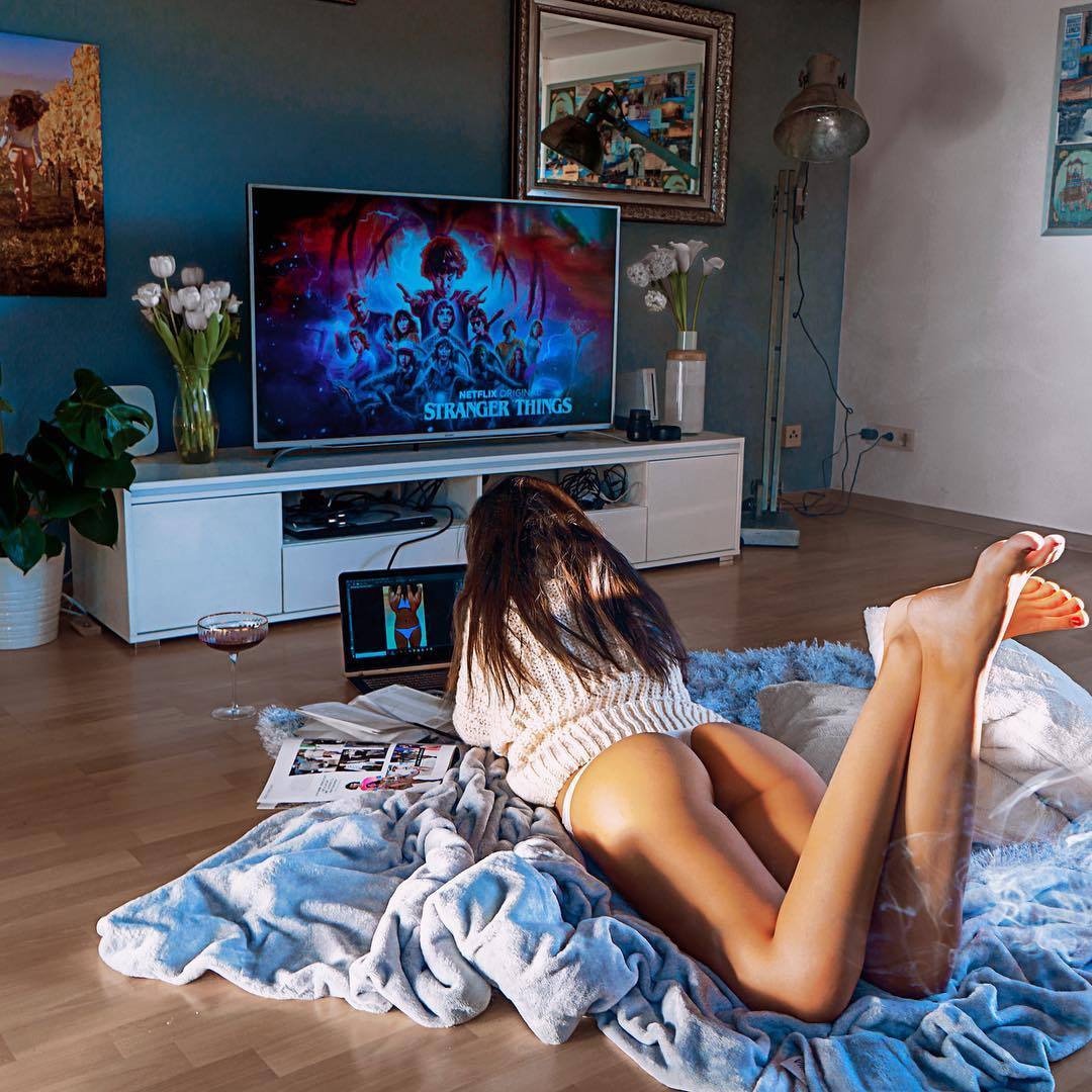 1080x1080, 162 Kb / тюльпаны, зеркало, букет, телевизор, очень странные дела, свитер, ноги, дым, плед, лолита