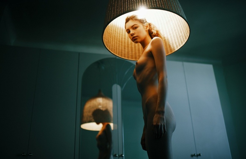 807x521, 59 Kb / лампа, блондинка, абажур, зеркало, отражение, шкаф