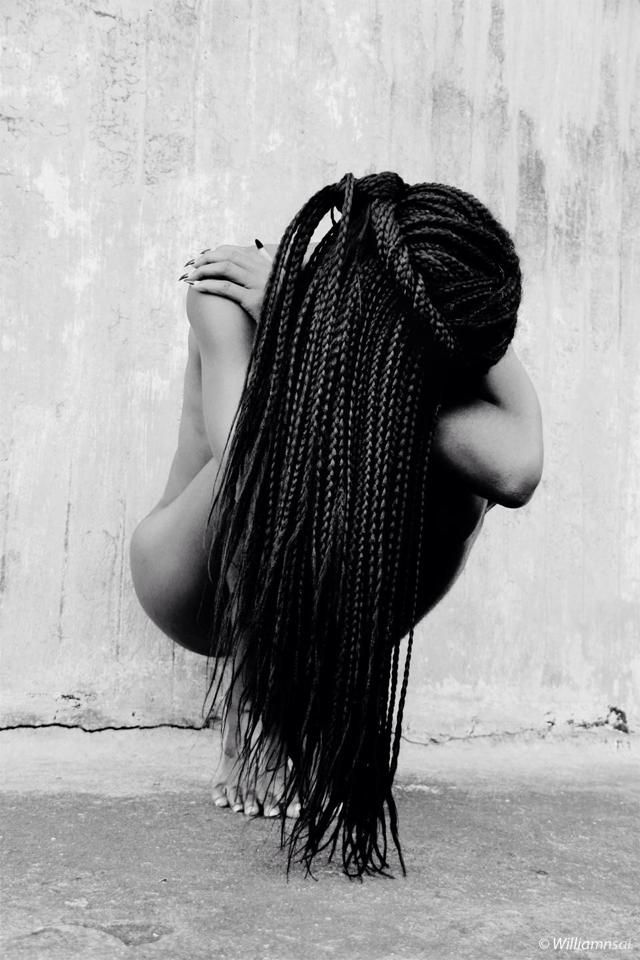 640x960, 83 Kb / женщина, косички, ногти, ч/б